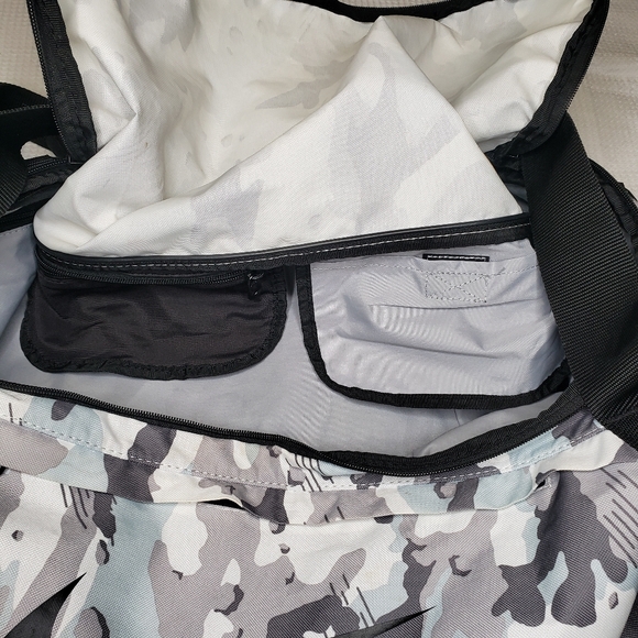 *SOLD* Nike Brasilia Training Duffel Gym Basketball Soccer Sports Bag Camouflage - Picture 8 of 9